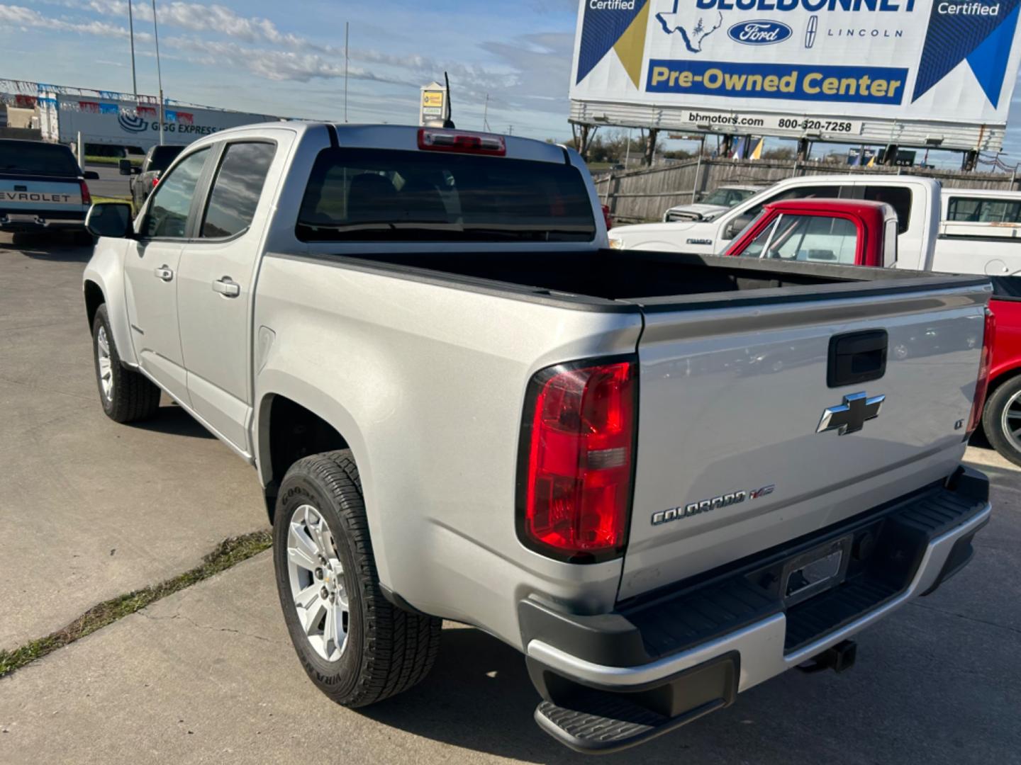 2019 Silver Chevrolet Colorado LT Crew Cab 2WD Long Box (1GCGSCEN6K1) with an 3.6L V6 DOHC 24V GAS engine, 6A transmission, located at 1687 Business 35 S, New Braunfels, TX, 78130, (830) 625-7159, 29.655487, -98.051491 - Photo#1